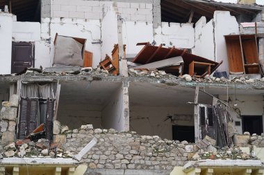 6 Şubat 2023 Depremlerinden sonra Hatay, Antakya 'da hasar gören bina