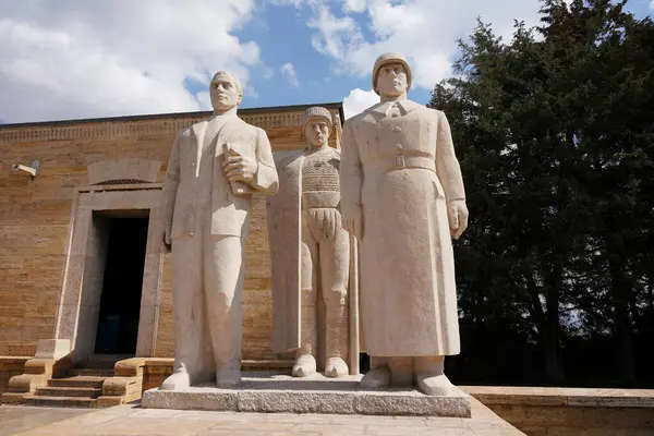 Anitkabir, Ankara 'da Aslanlar Yolu girişinde bulunan Türk Erkek heykeli