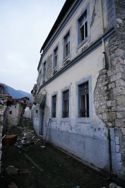 6 Şubat 2023 Depremlerinden sonra Hatay, Antakya 'da hasar gören bina