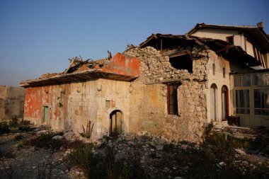 6 Şubat 2023 Depremlerinden sonra Hatay, Antakya 'da hasar gören bina