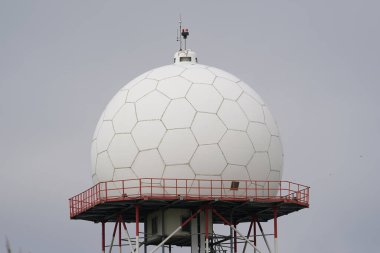 Bir Havaalanında Beyaz Doppler Radar
