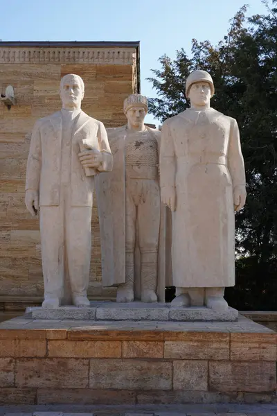Anitkabir, Ankara 'da Aslanlar Yolu girişinde bulunan Türk Erkek heykeli