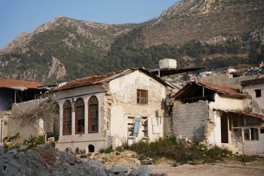 6 Şubat 2023 Depremlerinden sonra Hatay, Antakya 'da hasar gören bina