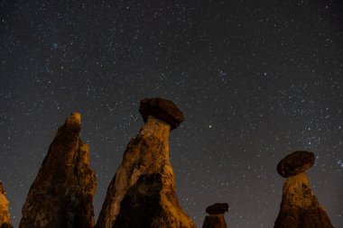 Cappadocia 'daki Peri Bacalarının Üzerindeki Yıldızlar, Nevsehir Şehri, Türkiye