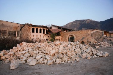 6 Şubat 2023 Depremlerinden sonra Hatay, Antakya 'da hasar gören bina