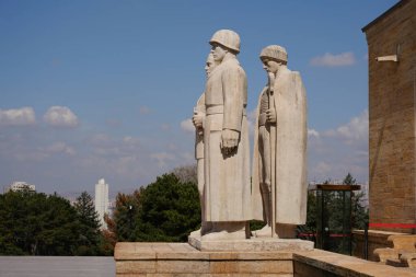 Anitkabir, Ankara 'da Aslanlar Yolu girişinde bulunan Türk Erkek heykeli