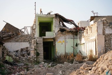 6 Şubat 2023 Depremlerinden sonra Hatay, Antakya 'da hasar gören bina