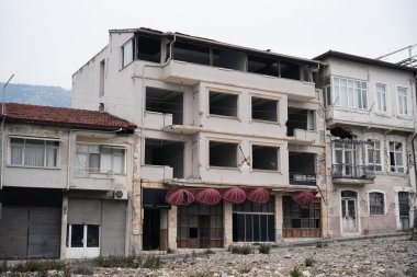 6 Şubat 2023 Depremlerinden sonra Hatay, Antakya 'da hasar gören bina