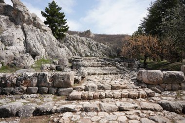 Türkiye 'nin Corum şehrindeki Hattusa Antik Kentinde Yazilikaya Kaya Sığınağı