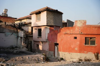 6 Şubat 2023 Depremlerinden sonra Hatay, Antakya 'da hasar gören bina