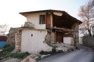 6 Şubat 2023 Depremlerinden sonra Hatay, Antakya 'da hasar gören bina