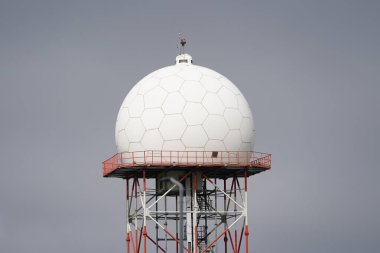 Bir Havaalanında Beyaz Doppler Radar