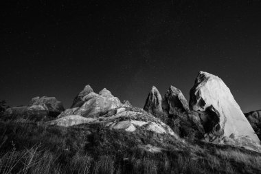 Cappadocia, Nevsehir City, Türkiye 'deki Kaya oluşumları üzerinde yıldızlar