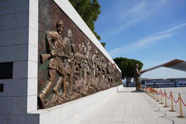 CANAKKALE, TURKIYE - 23 Nisan 2025: Çanakkale Şehitleri Anıtı 'nda yardım, Gelibolu