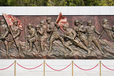 CANAKKALE, TURKIYE - 23 Nisan 2025: Çanakkale Şehitleri Anıtı 'nda yardım, Gelibolu