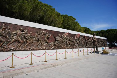 CANAKKALE, TURKIYE - 23 Nisan 2025: Çanakkale Şehitleri Anıtı 'nda yardım, Gelibolu