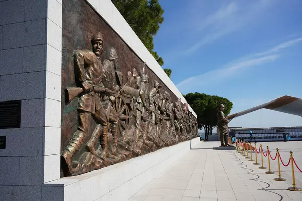 CANAKKALE, TURKIYE - 23 Nisan 2025: Çanakkale Şehitleri Anıtı 'nda yardım, Gelibolu