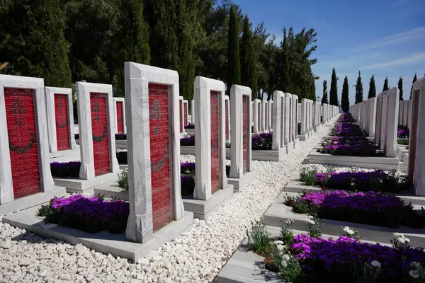 CANAKKALE, TURKIYE - 23 Nisan 2025: Çanakkale Şehitleri Anıtı 'ndaki Sembolik Mezarlık, Gelibolu