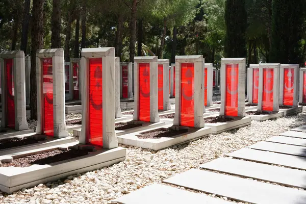 CANAKKALE, TURKIYE - 23 Nisan 2025: Çanakkale Şehitleri Anıtı 'ndaki Sembolik Mezarlık, Gelibolu