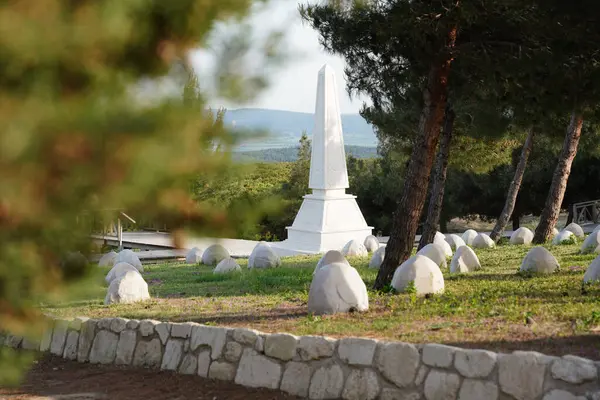 CANAKKALE, TURKIYE - 24 Nisan 2025: Gelibolu 'daki Türk Mezarlığı