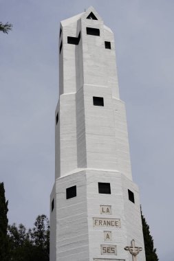 CANAKKALE, TURKIYE - 24 Nisan 2025: Morto Körfezi Fransız Ulusal Mezarlığı ve Gelibolu 'daki Anıt