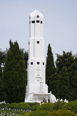 CANAKKALE, TURKIYE - 24 Nisan 2025: Morto Körfezi Fransız Ulusal Mezarlığı ve Gelibolu 'daki Anıt