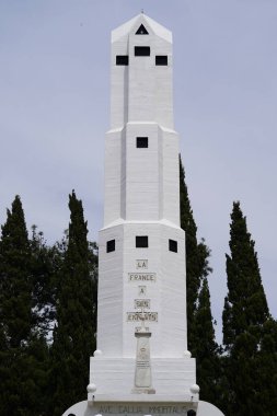 CANAKKALE, TURKIYE - 24 Nisan 2025: Morto Körfezi Fransız Ulusal Mezarlığı ve Gelibolu 'daki Anıt