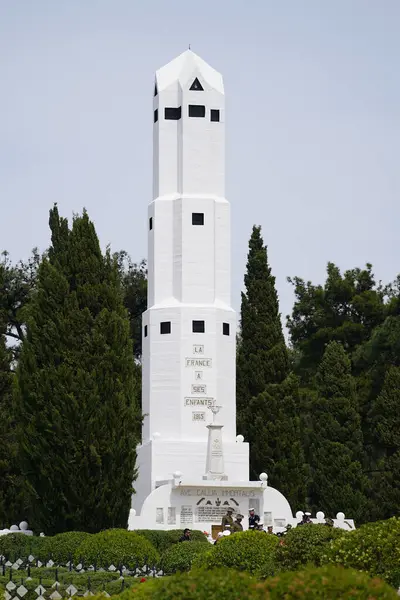 CANAKKALE, TURKIYE - 24 Nisan 2025: Morto Körfezi Fransız Ulusal Mezarlığı ve Gelibolu 'daki Anıt