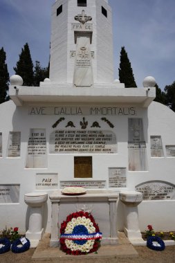 CANAKKALE, TURKIYE - 24 Nisan 2025: Gelibolu Kara Savaşları 'nın 110. yıldönümü Morto Körfezi Fransız Ulusal Mezarlığı ve Gelibolu Yarımadası' ndaki Anıt 'ta kutlandı.