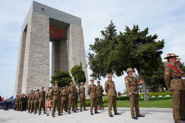 CANAKKALE, TURKIYE - 24 Nisan 2025: Gelibolu Kara Savaşları 'nın 110. yıldönümünde temsilcilerin askerleri Gelibolu Yarımadası' ndaki Şehitler Anıtı 'nda anıldı