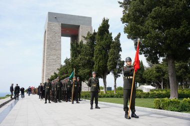 CANAKKALE, TURKIYE - 24 Nisan 2025: Gelibolu Kara Savaşları 'nın 110. yıldönümünde Türk askerleri Gelibolu Yarımadası' ndaki Şehitler Anıtı 'nda anıldı
