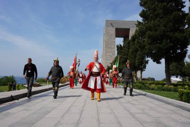 CANAKKALE, TURKIYE - 24 Nisan 2025: Gelibolu Kara Savaşları 'nın 110. yıldönümünde Osmanlı askeri bantları Gelibolu Yarımadası' ndaki Şehitler Anıtı 'nda anıldı