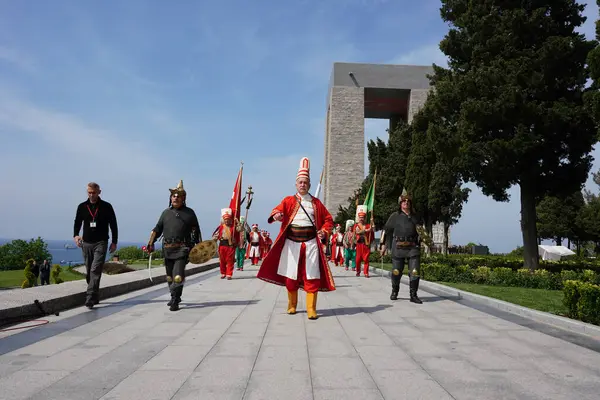 CANAKKALE, TURKIYE - 24 Nisan 2025: Gelibolu Kara Savaşları 'nın 110. yıldönümünde Osmanlı askeri bantları Gelibolu Yarımadası' ndaki Şehitler Anıtı 'nda anıldı