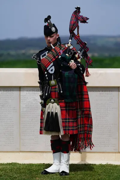 CANAKKALE, TURKIYE - 24 Nisan 2025: Gelibolu Kara Savaşları 'nın 110. yıldönümünde Gelibolu Yarımadası' ndaki Cape Helles Anıtı 'nda gaydacı anıldı