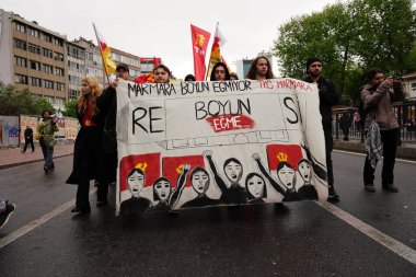 ISTANBUL, TURKIYE - MAYIS 01, 2025: 1 Mayıs Uluslararası İşçi Bayramı boyunca Kadiköy 'de insanlar yürüyüş