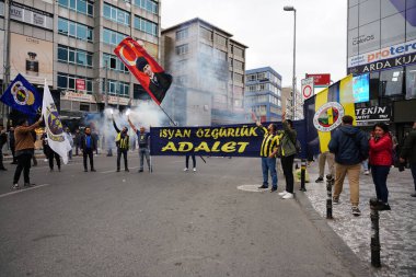 ISTANBUL, TURKIYE - MAYIS 01, 2025: 1 Mayıs Uluslararası İşçi Bayramı boyunca Kadiköy 'de insanlar yürüyüş
