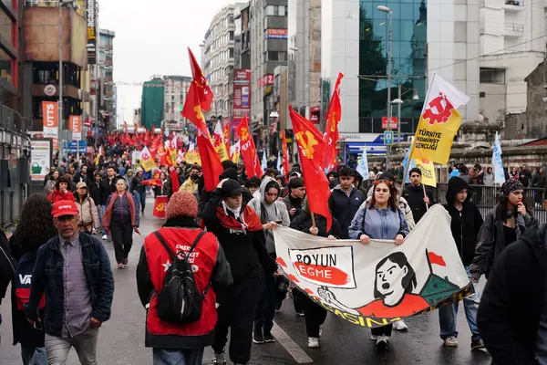 ISTANBUL, TURKIYE - MAYIS 01, 2025: 1 Mayıs Uluslararası İşçi Bayramı boyunca Kadiköy 'de insanlar yürüyüş