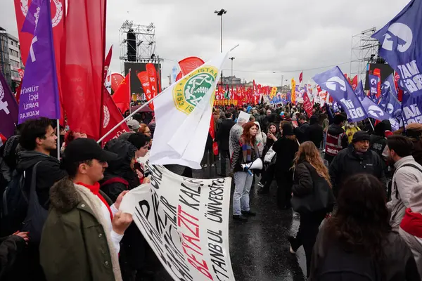 ISTANBUL, TURKIYE - MAYIS 01, 2025: 1 Mayıs Uluslararası İşçi Bayramı boyunca Kadiköy 'de insanlar yürüyüş