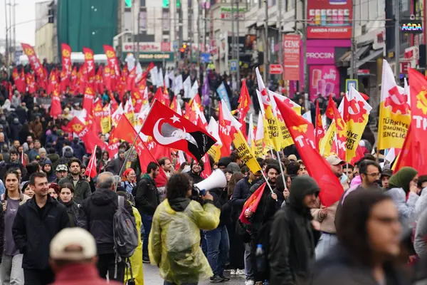 ISTANBUL, TURKIYE - MAYIS 01, 2025: 1 Mayıs Uluslararası İşçi Bayramı boyunca Kadiköy 'de insanlar yürüyüş