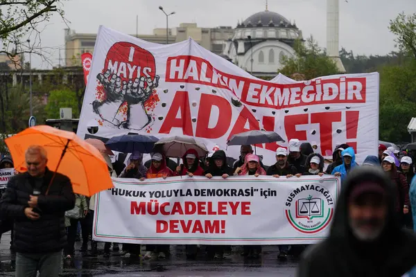ISTANBUL, TURKIYE - MAYIS 01, 2025: 1 Mayıs Uluslararası İşçi Bayramı boyunca Kadiköy 'de insanlar yürüyüş