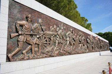 CANAKKALE, TURKIYE - 23 Nisan 2025: Çanakkale Şehitleri Anıtı 'nda yardım, Gelibolu