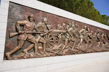 CANAKKALE, TURKIYE - 23 Nisan 2025: Çanakkale Şehitleri Anıtı 'nda yardım, Gelibolu