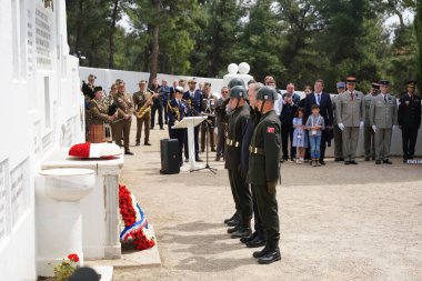 CANAKKALE, TURKIYE - 24 Nisan 2025: Gelibolu Kara Savaşları 'nın 110. yıldönümü Morto Körfezi Fransız Ulusal Mezarlığı ve Gelibolu Yarımadası' ndaki Anıt 'ta kutlandı.