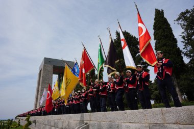 CANAKKALE, TURKIYE - 24 Nisan 2025: Gelibolu Kara Savaşları 'nın 110. yıldönümünde bayraklar Gelibolu Yarımadası' ndaki Şehitler Anıtı 'nda anıldı