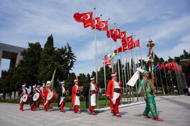 CANAKKALE, TURKIYE - 24 Nisan 2025: Gelibolu Kara Savaşları 'nın 110. yıldönümünde Osmanlı askeri bantları Gelibolu Yarımadası' ndaki Şehitler Anıtı 'nda anıldı