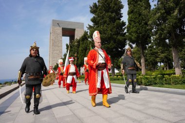 CANAKKALE, TURKIYE - 24 Nisan 2025: Gelibolu Kara Savaşları 'nın 110. yıldönümünde Osmanlı askeri bantları Gelibolu Yarımadası' ndaki Şehitler Anıtı 'nda anıldı