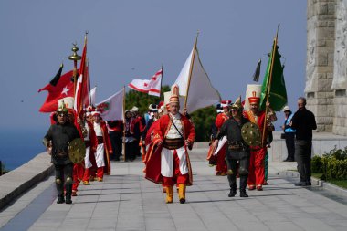CANAKKALE, TURKIYE - 24 Nisan 2025: Gelibolu Kara Savaşları 'nın 110. yıldönümünde Osmanlı askeri bantları Gelibolu Yarımadası' ndaki Şehitler Anıtı 'nda anıldı