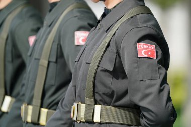 CANAKKALE, TURKIYE - 24 Nisan 2025: Gelibolu Kara Savaşları 'nın 110. yıldönümünde Türk askerleri Gelibolu Yarımadası' ndaki Şehitler Anıtı 'nda anıldı