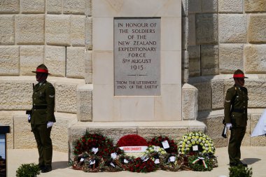 CANAKKALE, TURKIYE - 25 Nisan 2025: Anzak Günü ve Gelibolu Kara Savaşları 'nın 110. yıldönümü Gelibolu Yarımadası' ndaki Chunuk Bayırı Anıtı 'nda kutlandı.