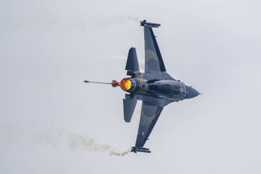 CanAKKALE, TURKIYE - 24 Nisan 2025: SOLOTURK, Türk Hava Kuvvetleri Generali Dinamik F-16C Falcon Gelibolu Kara Savaşları 'nın 110. yıldönümünde Gelibolu Yarımadası' ndaki Şehitler Anıtı 'nda sergilendi